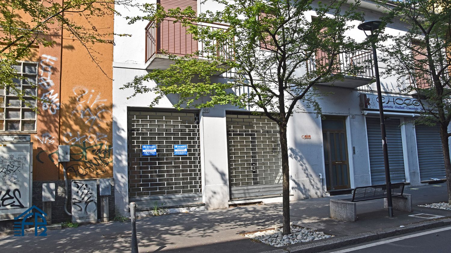 Negozio con due vetrine