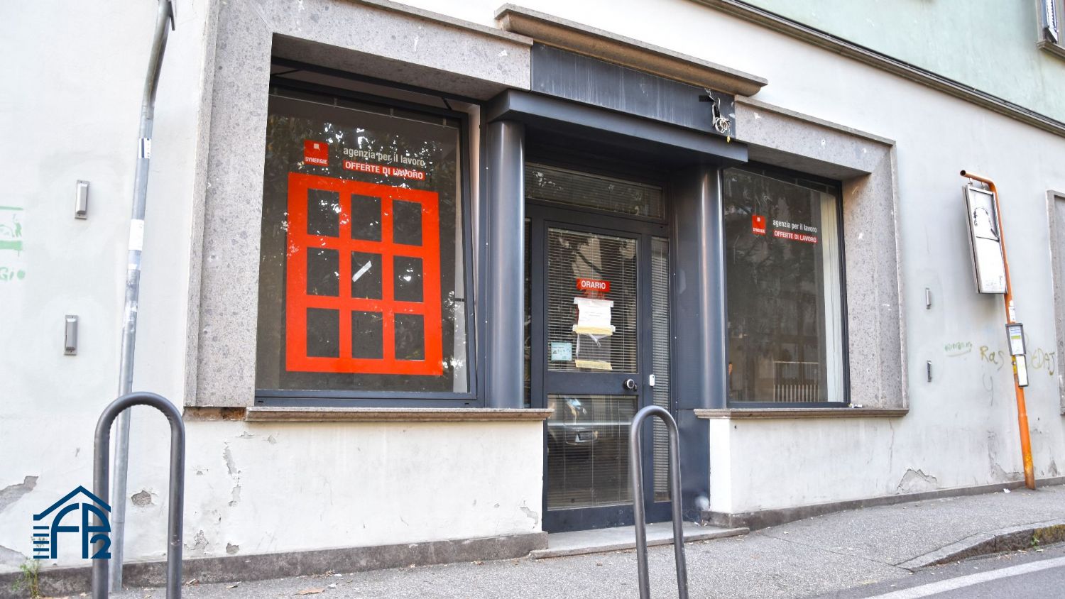 Negozio con Due Vetrine