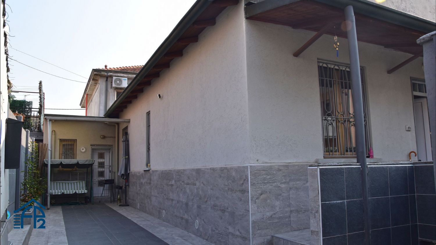 Porzione di  Villetta Bifamiliare con cortile privato